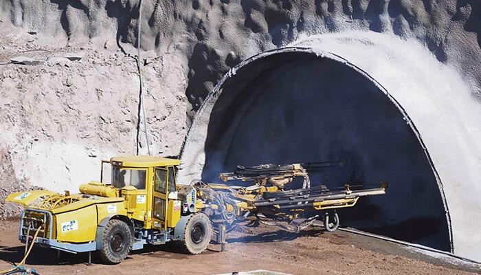 Teneriffas Cabildo-Präsident (6. v.l.) zusammen mit weiteren Politikern vor einer der beiden Tunnelöffnungen bei Baubeginn Foto: noticiaTeneriffas Cabildo-Präsident (6. v.l.) zusammen mit weiteren Politikern vor einer der beiden Tunnelöffnungen bei Baubeginn Foto: noticia