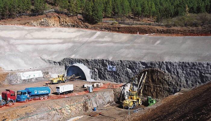 Teneriffas Cabildo-Präsident (6. v.l.) zusammen mit weiteren Politikern vor einer der beiden Tunnelöffnungen bei Baubeginn Foto: noticia