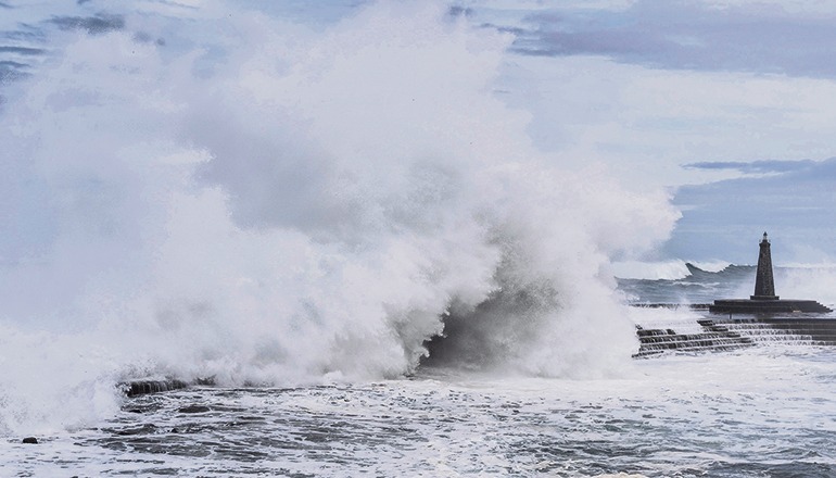 Die Wucht, mit der die Wellen in Bajamar auf die Küste krachten, zeigt auch unser Video auf facebook. Foto: EFE