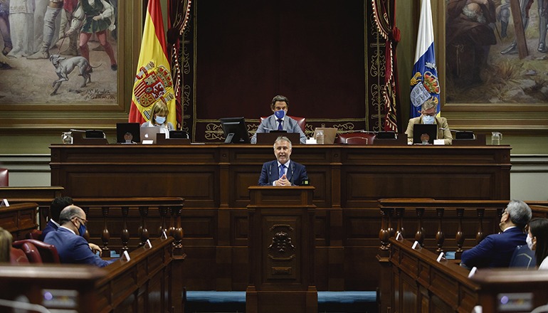 Präsident Ángel Víctor Torres warb im kanarischen Parlament für den Milliarden-Plan seiner Regierung. Foto: EFE