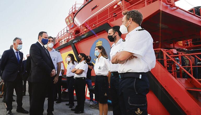 Transportminister José Luis Ábalos besuchte in Begleitung von Migrationsminister José Luis Escrivá und dem kanarischen Regierungspräsidenten Ángel Víctor Torres in Las Palmas die Basis der Seenotrettung und begrüßte die Besatzung des Seenotrettungskreuzers „Miguel de Cervantes“. Foto: EFE
