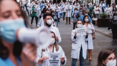 Dutzende Mediziner demonstrierten am ersten Tag des unbefristeten Streiks vor dem Hospital Doctor Negrín in Las Palmas. Foto: EFE
