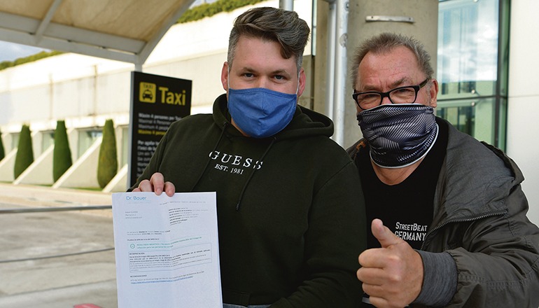 Zwei der ersten deutschen Urlauber, die bei ihrer Einreise in Spanien einen PCR-Test vorweisen mussten, landeten am 23. November auf dem Flughafen Palma de Mallorca. Foto: EFE