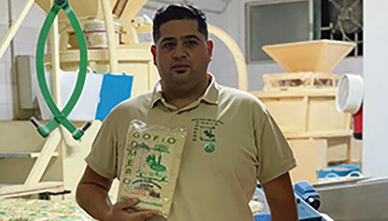 Rayco Herrera in seiner Mühle in Hermigua mit dem Produkt, das ihm den Sieg bescherte Foto: Gofio Gomera