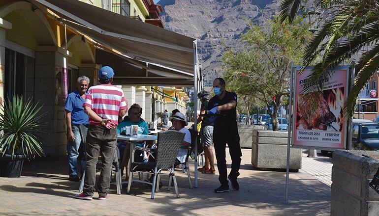 Gäste auf einer Terrasse in Valle Gran Rey auf La Gomera. Die geringe Infektionszahl gewährte der Insel eine Sonderstellung und den früheren Eintritt in „Phase 1“. Foto: EFE