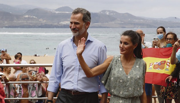 Das Königspaar am Strand Las Canteras in Las Palmas Foto: EFE