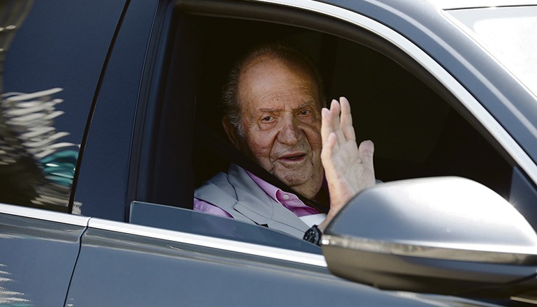 Der emeritierte König Juan Carlos I. auf einem Archivfoto aus dem Jahr 2019, als er nach einer Herzoperation das Krankenhaus Quirón in Madrid verließ. Foto: efe