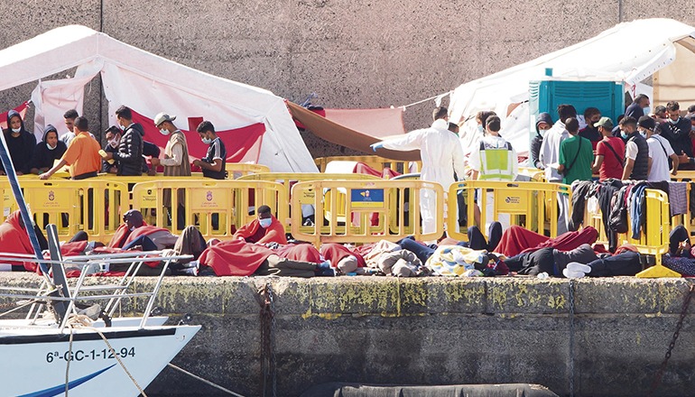 Das Notlager am Hafen von Arguineguín wurde geräumt. Bis vor wenigen Tagen waren dort noch Hunderte – in den kritischsten Tagen sogar über 2.000 – Migranten auf engstem Raum und unter zweifelhaften hygienischen Bedingungen untergebracht. Viele von ihnen schliefen tagelang auf dem nackten Boden. Foto: efe