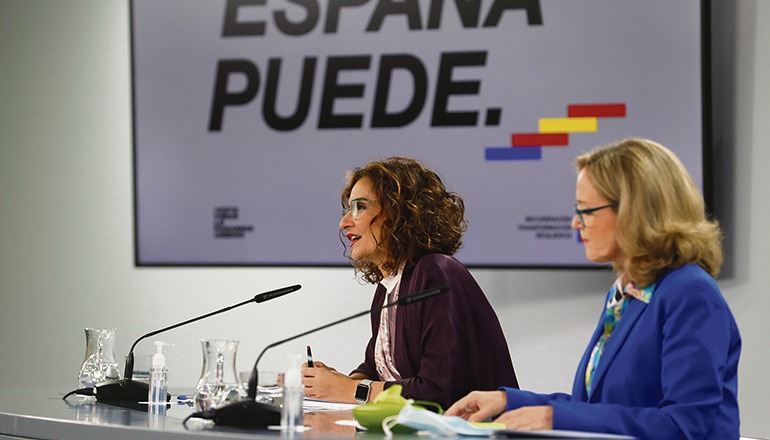 Die Ministerinnen María Jesús Montero (Finanzen) und Nadia Calviño (Wirtschaft) nach der Ministerratssitzung Foto: efe
