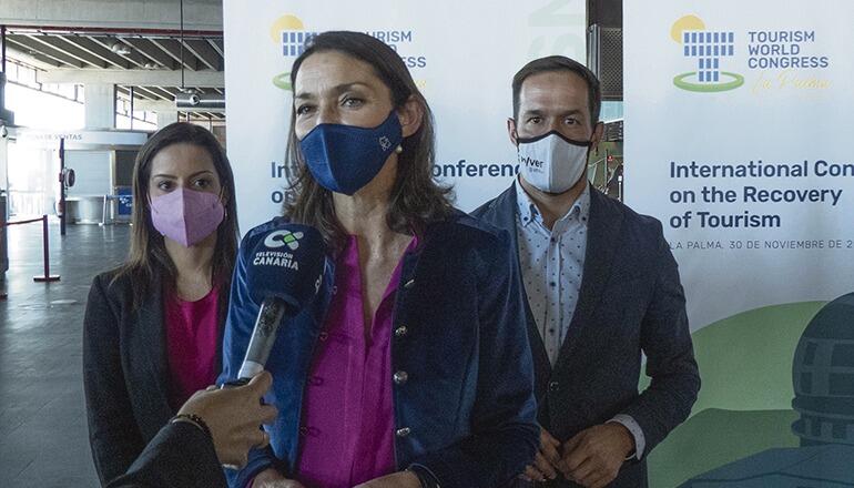Reyes Maroto (M.) mit der kanarischen Regionalministerin für Tourismus Yaiza Castilla (li) und dem Cabildo-Präsidenten von La Palma Mariano Hernández Foto: EFE