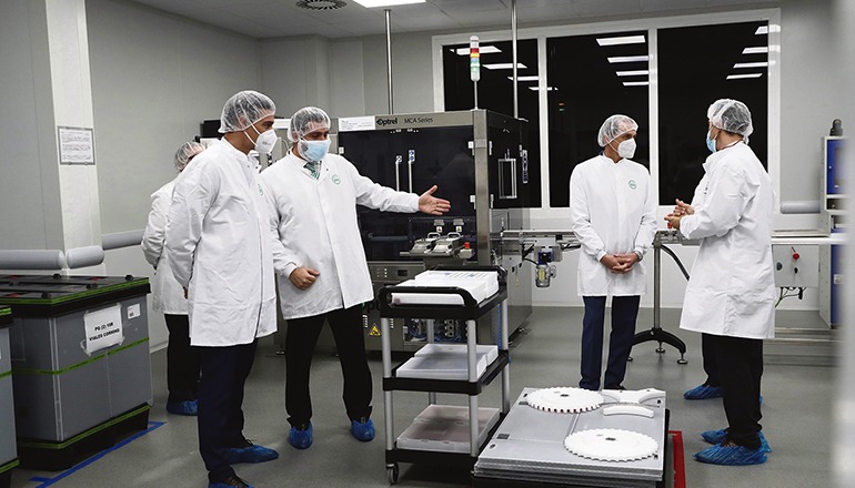 Präsident Pedro Sánchez (l.) besuchte am 26. November den Produktionsstandort von Pfizer in San Sebastián de Los Reyes (Madrid), wo ein Teil des Corona-Impfstoffs für Spanien produziert werden könnte. Foto: efe