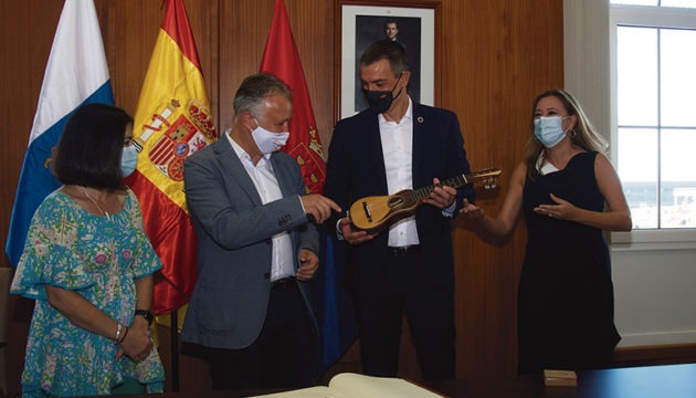 Regionalpräsident Torres schenkte Pedro Sánchez auf Lanzarote eine Timple. Foto: EFE