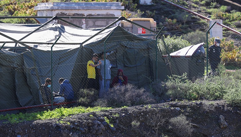 Die EU-Kommission will den Bau weiterer Migranten-Camps finanziell unterstützen. Im Bild das Zeltlager auf dem durch das Militär zur Verfügung gestellten Gelände in Barranco Seco. Foto: EFE