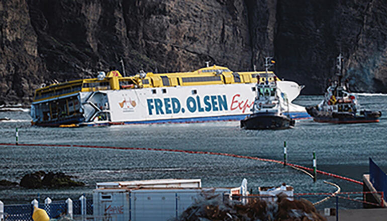 Nachdem die Passagiere evakuiert worden waren, hing die „Bentago Express“ tagelang nur 120 m vom Ufer entfernt in den Felsen fest. Fotos: EFE / NOTICIA