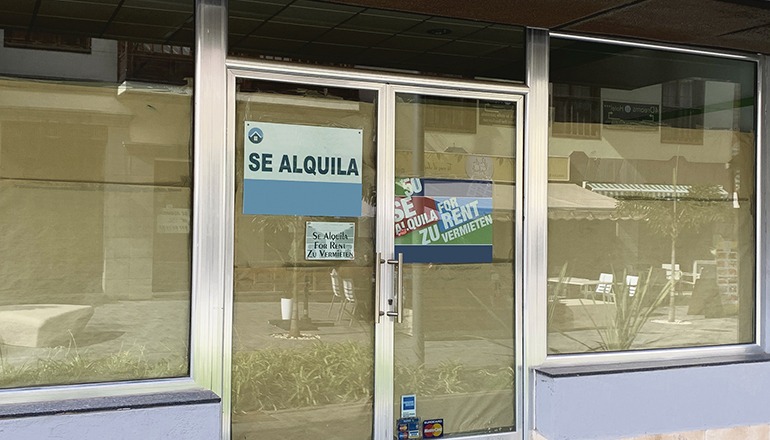 Die Zahl der Ladenlokale, die geräumt werden und ein Schild mit der Aufschrift „Zu Vermieten“ ins Schaufenster hängen, steigt scheinbar unaufhaltsam. Foto: WB
