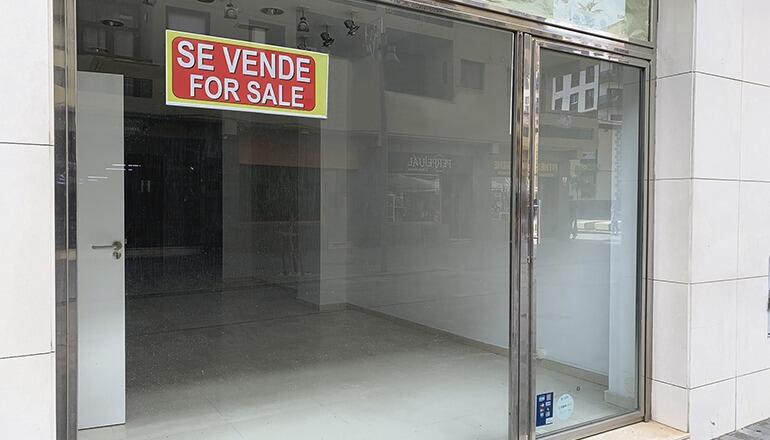Die Zahl der Ladenlokale, die geräumt werden und ein Schild mit der Aufschrift „Zu Vermieten“ ins Schaufenster hängen, steigt scheinbar unaufhaltsam. Foto: WB