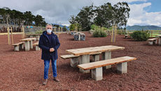 Stadtrat José Luis Hernández präsentierte die neuen Tische und Bänke des Grillplatzes. Foto: ayto La Laguna