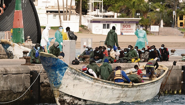 Dieses Boot wurde am 3. Januar von einem Seenotrettungskreuzer in den Hafen von Los Cristianos geschleppt. An Bord waren 50 Migraten. Foto: EFE
