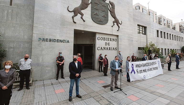 Kanarenpräsident Torres verlas vor seinem Amtssitz ein Manifest. Foto:EFE