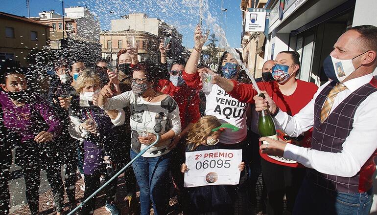 Der zweite Preis der Weihnachtslotterie fiel auf die Nummer 06095, deren Lose unter anderem in Valencia verkauft wurden. Im circa 8.000-Seelenort Pinoso wurde ein Gewinn von 36,25 Millionen Euro gefeiert. Foto: EFe