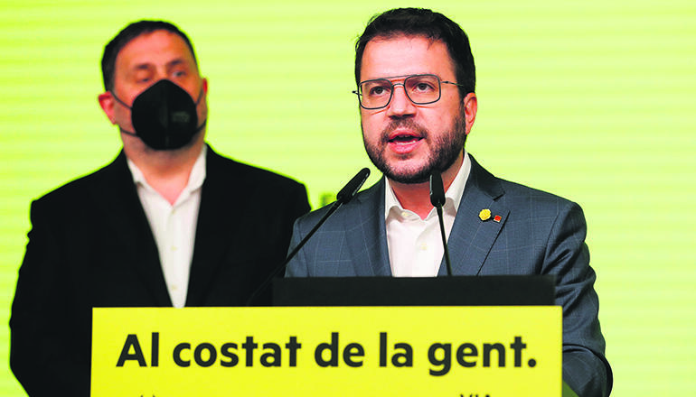 Pere Aragonés, Spitzenkandidat von ERC. Im Hintergrund der Parteivorsitzende Oriol Junqueras Foto: efe