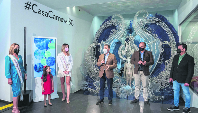 Bürgermeister Bermúdez (2.v.r.) eröffnete die Ausstellung im Beisein der drei Königinnen des vergangenen Jahres Foto: Ayuntamiento de Santa Cruz de tenerife