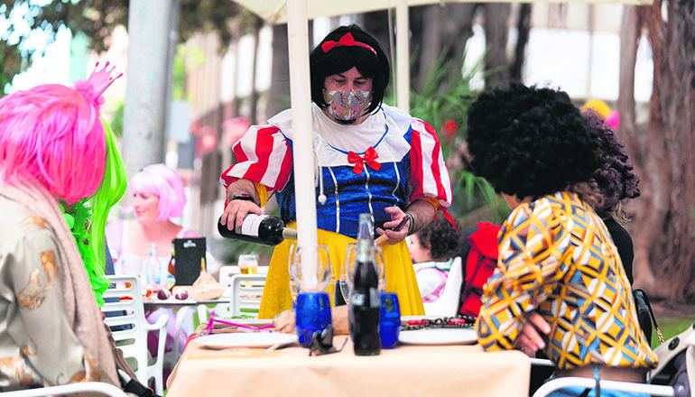 Kein Karneval in diesem Jahr, kein Tanz auf der Straße und keine durchgefeierten Nächte. Dafür Zapfenstreich um 22.00 Uhr. Doch ganz ließ sich das Fest nicht von der Straße verbannen. An dem Freitag, an dem der Karnevalseröffnungszug hätte stattfinden sollen, holten viele Karnevalisten die Perücke aus dem Schrank. Foto: EFe