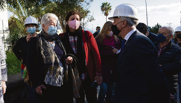 Der kanarische Regierungschef Ángel Víctor Torres (r.) unterhielt sich am Tag, an dem der Abriss begann, mit Wohnungsbesitzern der Siedlung. Fotos: gobierno de canarias