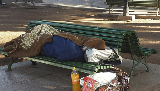 Ein Obdachloser schläft auf einer Bank in Puerto de la Cruz. Foto: WB