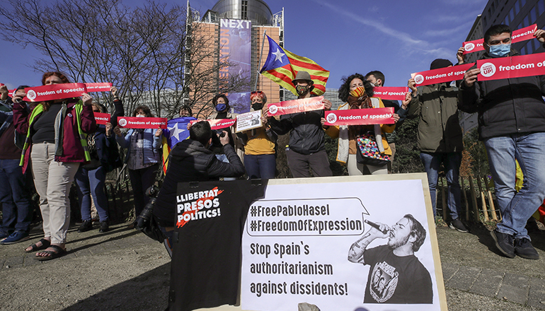 Wegen der Haftstrafe für den Rapper Pablo Hásel gibt es Proteste in Barcelona und in Brüssel. Foto: EFE