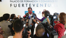 Blas Acosta bei einer Stellungnahme vor Vertretern der Presse unmittelbar nach der Erklärung seines Rücktritts Foto: efe