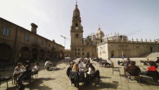 Exceltur fordert den Ausgleich der Corona-bedingten Umsatzausfälle. Im Bild ein Straßencafé an der Praza da Quintana in Santiago de Compostela. Foto: efe