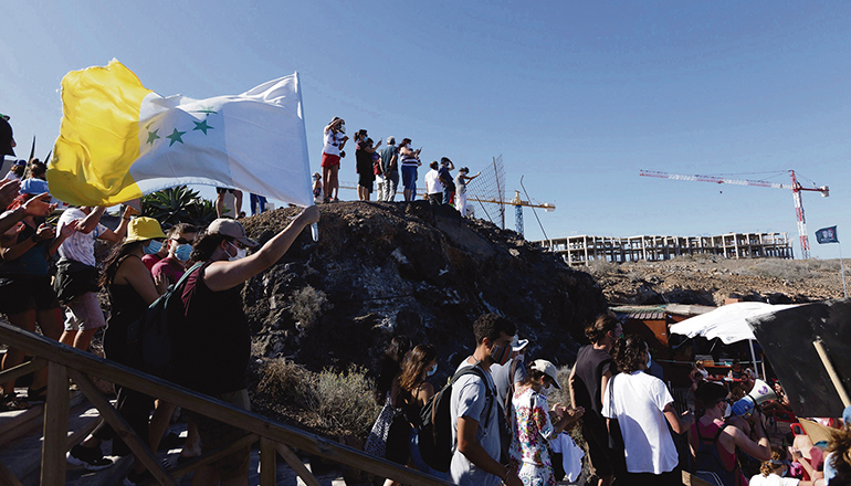 Mitte Juni 2020 sorgten Proteste von Projektgegnern und die Besetzung eines der Baukräne an der Playa La Tejita durch zwei Aktivisten für großes Aufsehen. Foto: efe
