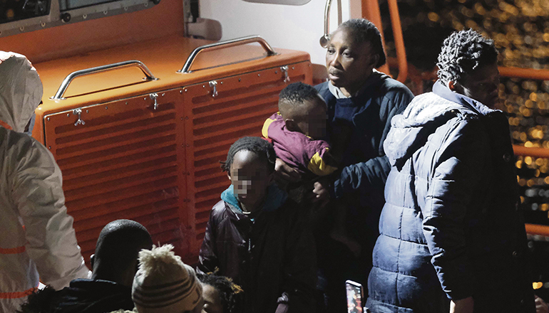 Immer öfter wagen Frauen mit Kleinkindern und Schwangere die Fahrt über den Atlantik. Foto: EFE