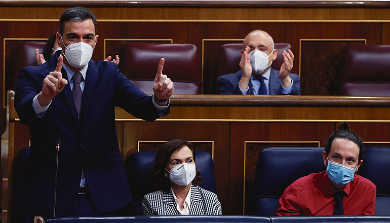Pedro Sánchez am 17. März im Abgeordnetenkongress, wo er sich einen harten Schlagabtausch mit Oppositionsführer Pablo Casado (PP) lieferte. Neben ihm sitzen Vizepräsidentin Carmen Calvo und Pablo Iglesias. Foto: efe