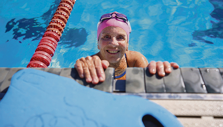 „Wasserratte“ mit 83: Mercedes Rodríguez trainiert regelmäßig im Schwimmbad in Santa Cruz. Foto: EFE