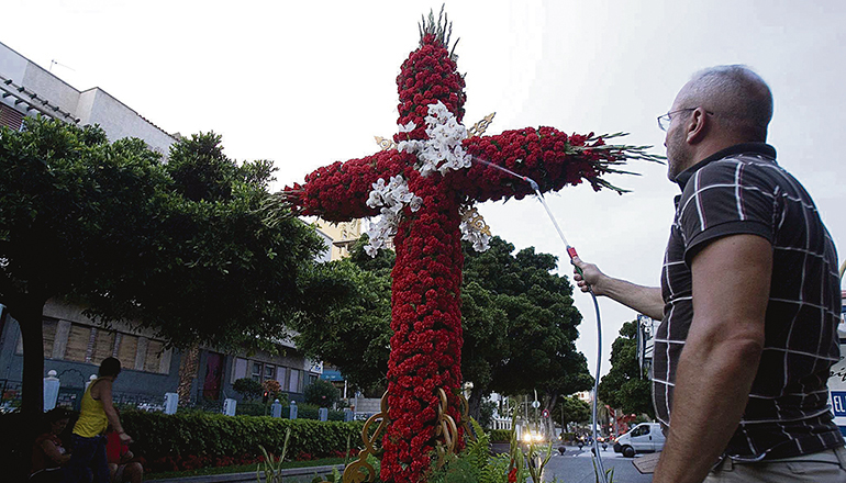 Die mit Blumen geschmückten Kreuze können jedes Jahr am 3. Mai auf der Rambla de Santa Cruz bewundert werden. Auch dieses Jahr hat die Stadt einen Wettbewerb ausgeschrieben. Foto: EFE
