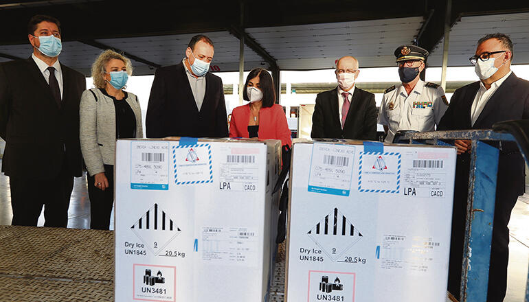 Vertrauen in Impfplan: Ministerin Carolina Darias in Begleitung von Inselpolitikern am 12. April auf dem Flughafen von Gran Canaria, wo eine neue Lieferung von Impfdosen von BioNTech Pfizer eintraf. Foto: efe