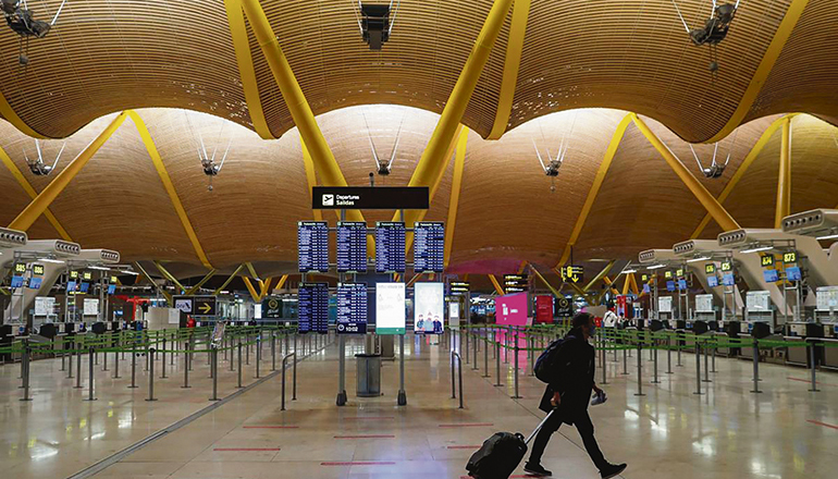 In den Hallen des Flughafens Madrid Barajas herrscht dieser Tage oft gähnende Leere. Foto: EFE