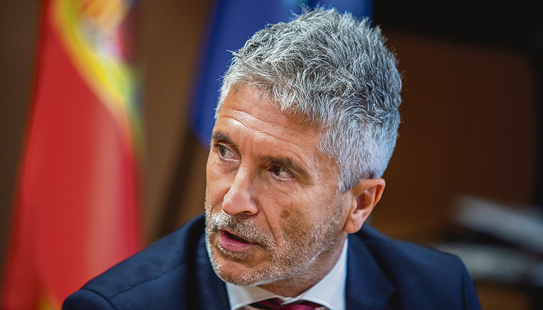 Innenminister Fernando Grande-Marlaska erklärte auf die Forderung der Opposition, er habe keinerlei Absicht, zurückzutreten. Foto: EFE