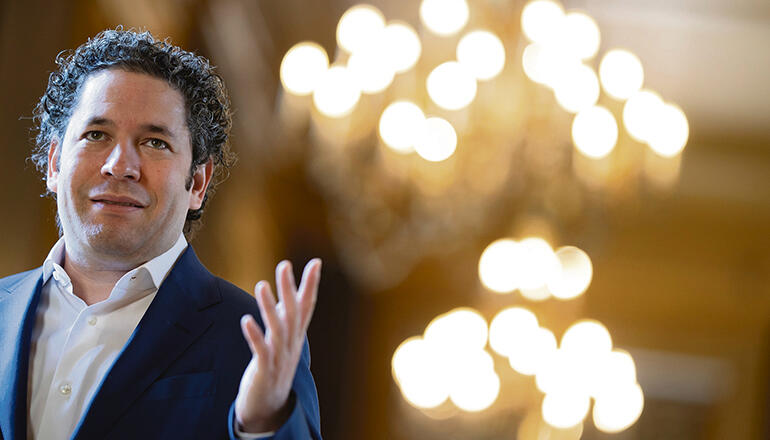 Der venezolanische Maestro Gustavo Dudamel, der zu den talentiertesten Dirigenten der Welt gezählt wird und jüngst zum Nachfolger von Philippe Jordan als Musikdirektor der Pariser Oper ernannt wurde, wird bei den beiden Eröffnungskonzerten des Festivals am Pult stehen. Foto: EFE