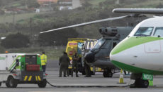 Am Flughafen Los Rodeos auf Teneriffa wurden die drei Überlebenden des Dramas von 3 Rettungs­wagen in Empfang genommen und in das HUC bzw. HUNSC gebracht. Foto EFE