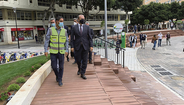 Bürgermeister Augusto Hidalgo (r.) besichtigte den neuen, parkähnlichen Fußgängerbereich. Fotos: Ayuntamiento de Las Palmas de Gran Canaria
