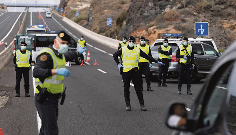 Polizeikontrolle nach der Verhängung des Alarmzustands im Frühjahr 2020 Foto: EFE