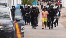 Nachdem die Polizei die Prügelei, unter anderem unter Einsatz von Gummigeschossen, beendet hatte, wurden acht Männer festgenommen. Fotos: EFE