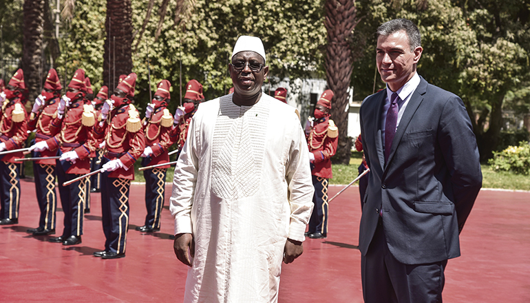 Der senegalesische Staatschef Macky Sall empfing Sánchez mit militärischen Ehren. Foto: EFE