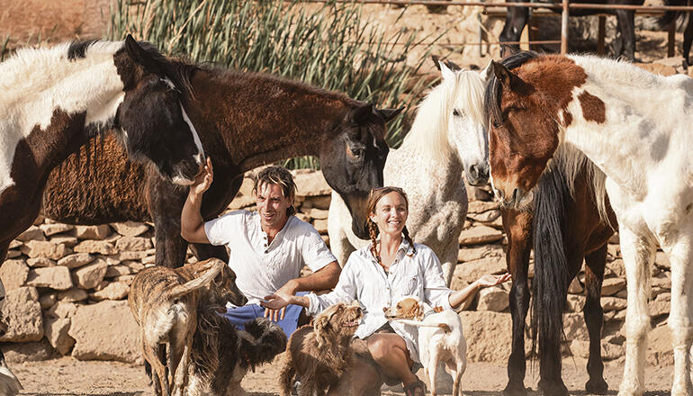 Emma und Edo mit einigen Tieren auf ihrer Finca. Fotos: Lea Klier