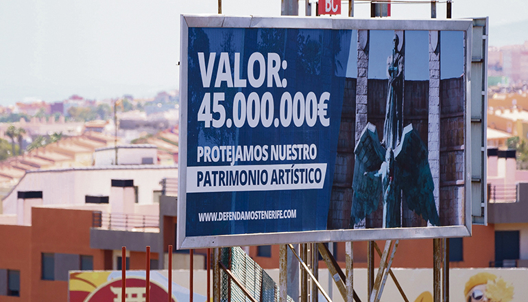 Eine Werbetafel an der Nordautobahn ruft dazu auf, das Franco-Denkmal zu schützen. Foto: EFE