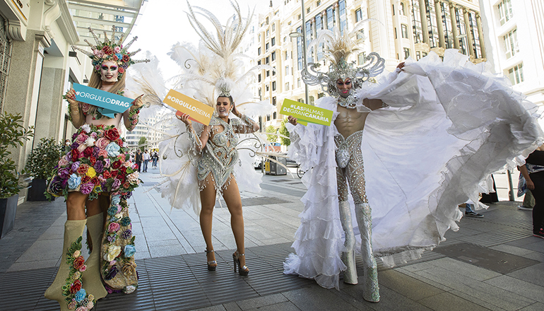 Die Karnevalskönigin Minerva Hernández warb mit den Drag-Queens Vanderbilt und Sethlas im Zentrum von Madrid für den Karneval von Las Palmas de Gran Canaria. Foto: Ayto LPGC