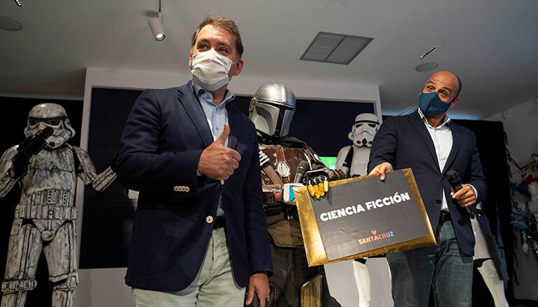 Bürgermeister José Manuel Bermúdez (l.) und Stadtrat Alfonso Cabello öffneten den Umschlag und gaben das Motto für den nächsten Karneval bekannt. Foto EFE